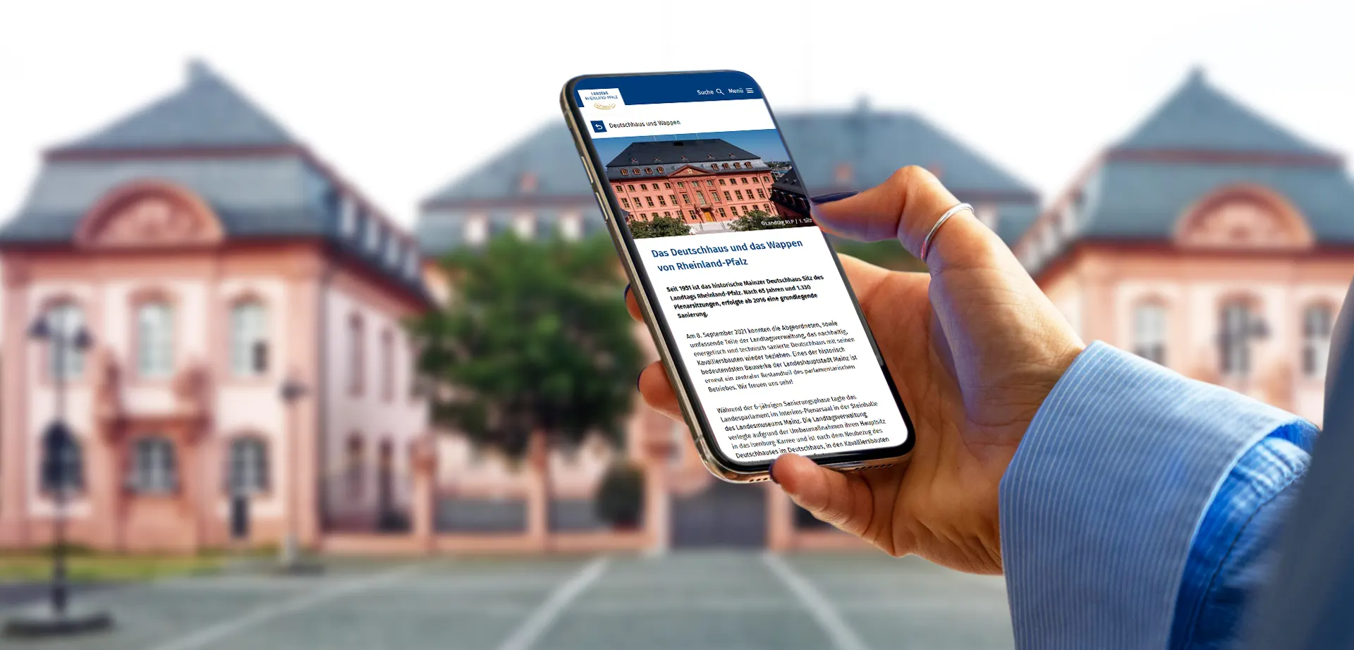 Mobile view of the website in front of the Deutschhaus Mobile view of the website in front of the Deutschhaus